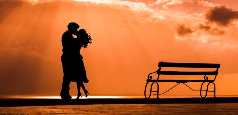 既婚男性のキスの仕方で本気度診断 場所ごとの意味やその後にハグの心理も解説 アリオ冨谷 既婚男性のキスの仕方で本気度診断 場所ごとの意味やその後にハグの心理も解説 アリオ冨谷