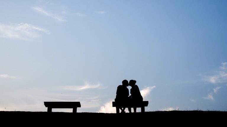 キスする夢のリアルな感覚はなぜ 相手が元彼や上司は願望か場所毎の真相心理とは アリオ冨谷 キスする夢のリアルな感覚はなぜ 相手が元彼や上司は願望か場所毎の真相心理とは アリオ冨谷